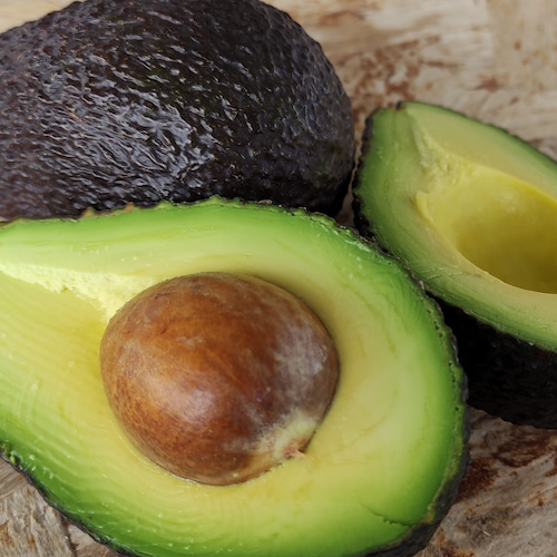 aguacates cortados por la mitad