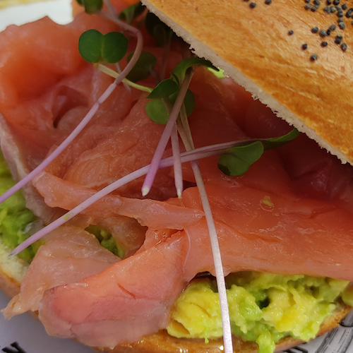 bagel de salmón con aguacate
