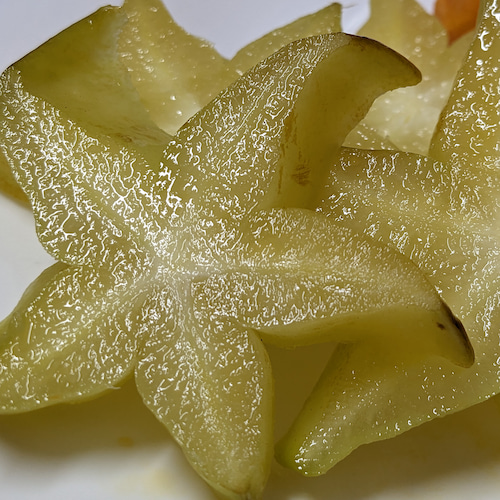 carambola partidas por la mitad en forma de estrella