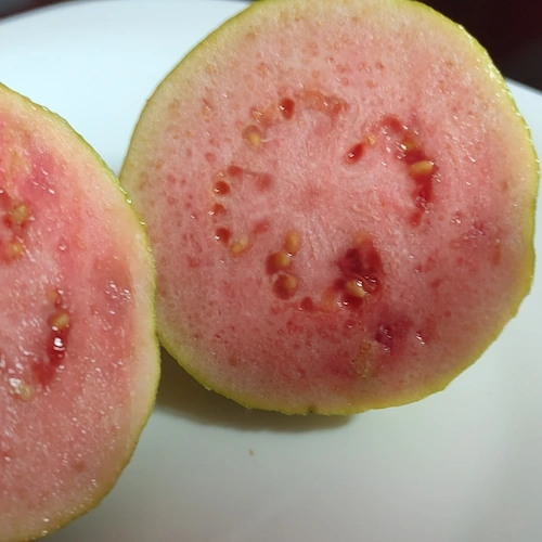 guayaba rosa partida por la mitad