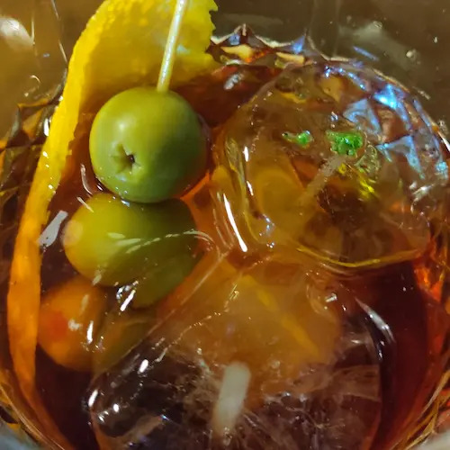 vermut con ralladura de lima kaffir