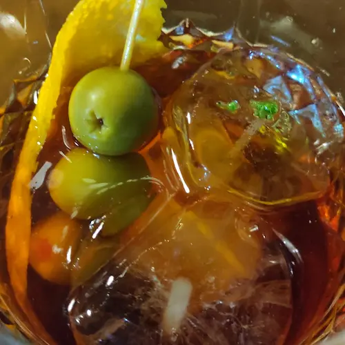 vermut con ralladura de lima kaffir