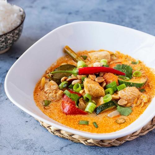 plato asiático con lemon grass preparado para comer