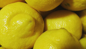 limones en el árbol