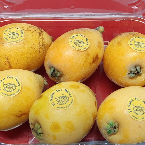 nísperos en caja de plástico con pegatina