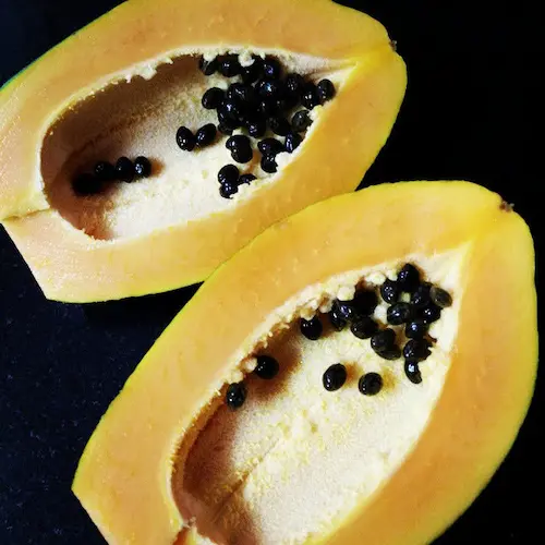 papaya madura cortada con pocas semillas