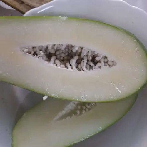 papaya verde cortada por la mitad