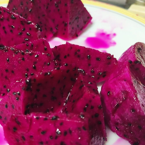 pitaya rosa cortada a dados