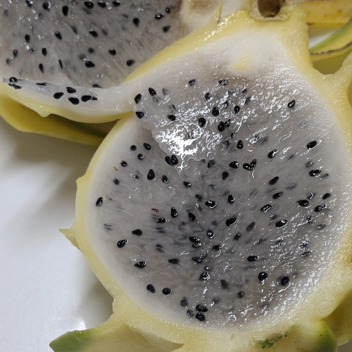 pitaya amarilla cortada por la mitad