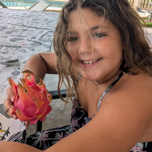pitaya a punto de ser comida por Neus